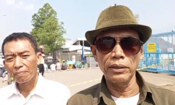 Puluhan Warga Cilodan Cilegon, Lakukan Aksi Damai Didepan Gate 15 PT Chandra Asri