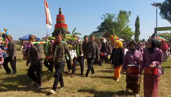 Potret Kemeriahan Sedekah Bumi Desa Surajaya Pemalang, Warga Iring-Iringan Hasil Bumi