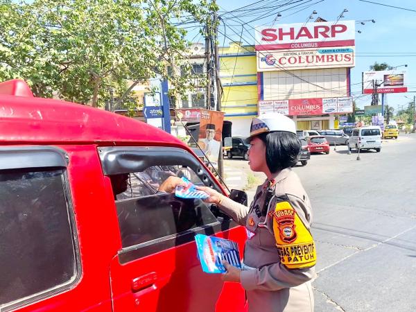 Laksanakan Ops Patuh Pallawa 2024, Sat Lantas Polres Gowa Bagikan Brosur Sosialisasi