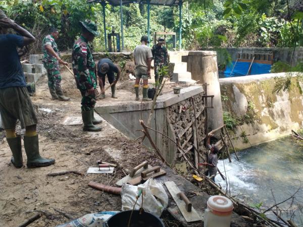 Bersama PUPR, Satgas Pam Puter Enggano dan Warga Desa Kaana Perbaiki Bendungan Irigasi Pertanian