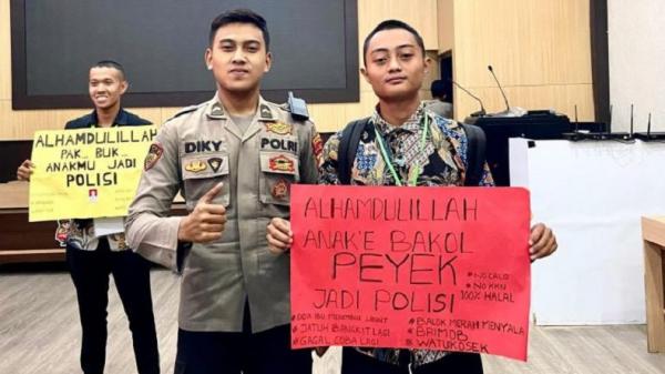 Kisah Haru, Ibu Penjual Rempeyek, Anak Lolos jadi Polisi di Jombang