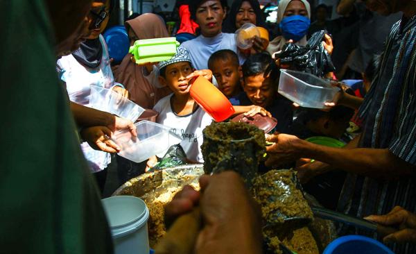 Potret Keseruan Warga Palembang Dapatkan Bubur Asyura 10 Muharram