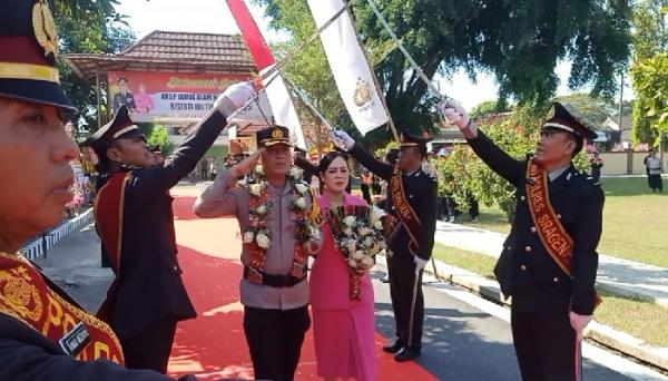 Tiba di Polres Sragen, AKBP Petrus Parningotan Disambut Tradisi Pedang Pora