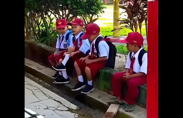 Firdaus dapat Bantuan Sepatu Usai Viral ke Sekolah Pakai Sandal Jepit