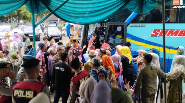 Kedatangan Jamaah Haji Kloter JKS 53 Disambut Haru di Islamic Center Ciamis