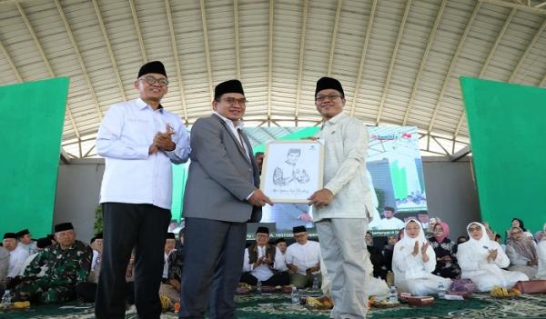 Peduli Anak Yatim, Bupati Bandung Dianugerahi Gelar Abul Yatama dari Baznas