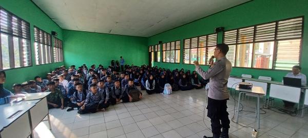 Polisi Imbau Pelajar SMKN 1 Blambangan Umpu Jauhi Judi Online dan Narkotika saat MPLS 