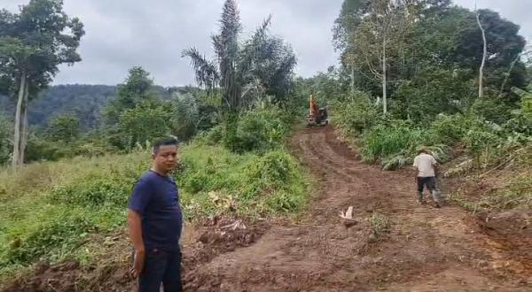 Tingkatkan Perekonomian Pekebun, Anggota Dewan Buka Jalan Terobosan di Pergunungan Tangse Pidie