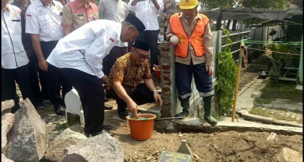 Lakukan Peletakan Batu Pertama Program Salira di Jombang, Walikota Cilegon Turun Langsung