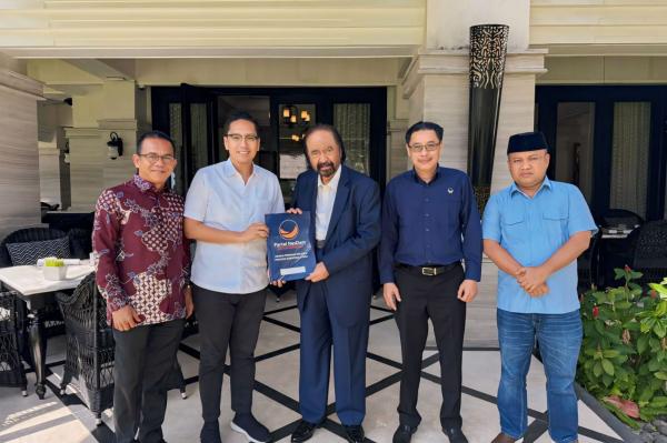Ketua Umum NasDem Surya Paloh Serahkan Surat Rekomendasi Dukungan ke Rico-Zaki di Pilkada Medan