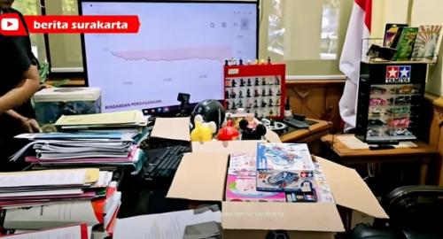 Intip Koleksi Mainan di Meja Kerja Gibran, Ada Tamiya hingga Lego