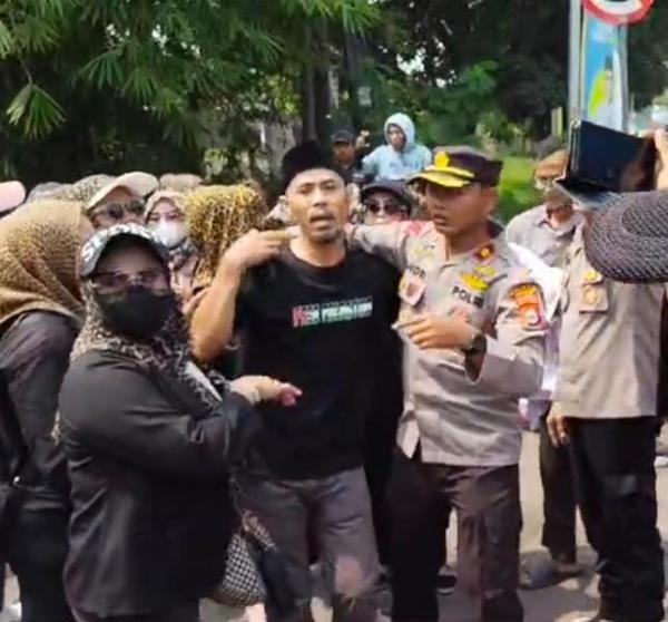 Kesal Wilayahnya Didemo Berkali-kali, Warga Desa Tambak Kabupaten Serang Bubarkan Massa