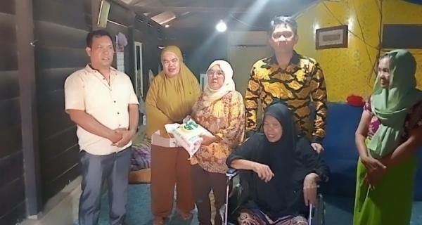 Jum'at Curhat Satres Narkoba Polres Batu Bara Berikan Bantuan Kursi Roda Dan Sembako Kepada Ibu Yusn