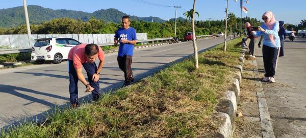 Pegawai Pemprov Sulbar Bersih-bersih Jalan Arteri Mamuju