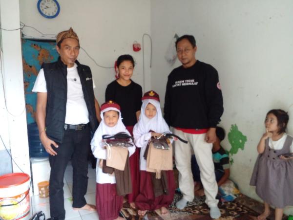 Relawan Kemanusiaan AMPUH Bantu 2 Anak Baru SD di Cianjur
