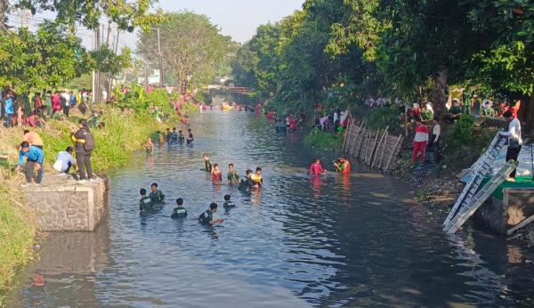 Warnai Penutupan MPLS, SMK YPM 8 Sidoarjo Bersihkan Sungai dan Tebar Ribuan Benih Ikan