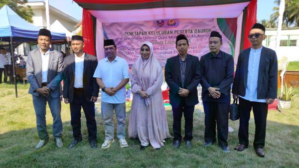 Siti Kdi dan Bebas Manggazali Bershalawat Bersama Santri Ponpes Syekh Hasan Yamani