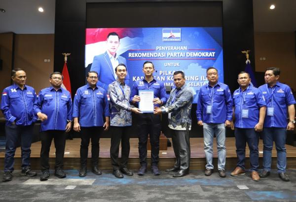 AHY Serahkan B1 KWK Partai Demokrat ke Pasangan Muchendi Mahzareki-Supriyanto untuk Pilkada OKI