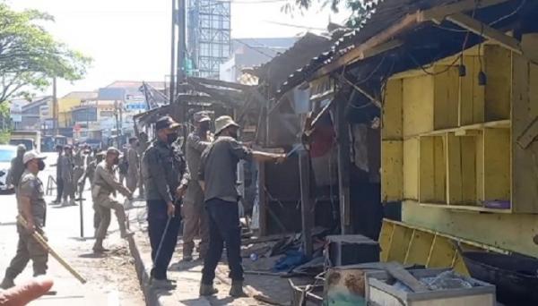 Satpol PP Sumedang Bongkar Bangunan Liar dan Lapak PKL di Atas Trotoar