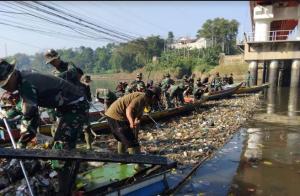 Sungai Citarum Kembali Dipenuhi Sampah, Padahal Operasi Pembersihan Baru Selesai