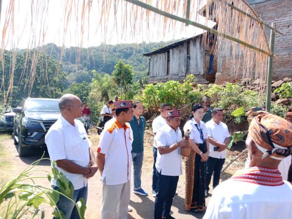 Sukses dalam Pembangunan, Edi-Weng Diminta Maju Kembali oleh Warga 7 Kampung di Lembor Selatan