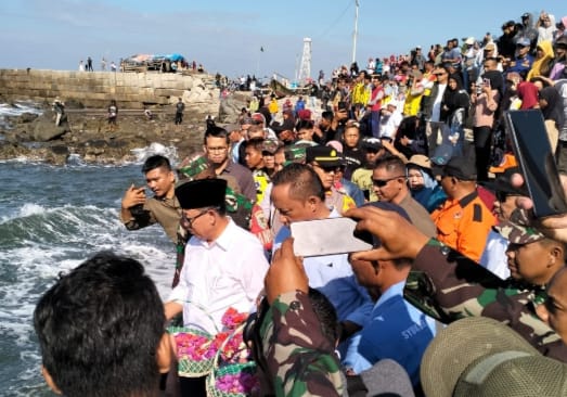 Bupati Cianjur Larung Sesaji di Pantai Jayanti Cidaun