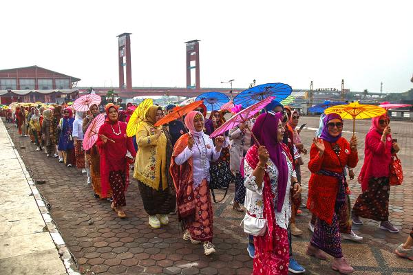 Potret Parade dan Peragaan Busana Hari Kebaya Nasional