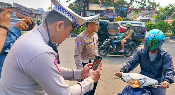 Nekat Lawan Arah dan Tak Pakai Helm, Ratusan Pengendara Motor di Bandung Ditilang Polisi