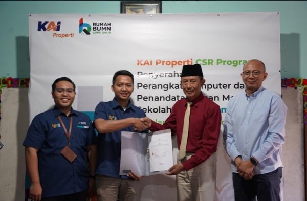 PT KAI Properti Manajemen Gelar Program TJSL di Madrasah Ibtidaiyah Islamiyah Sukopuro