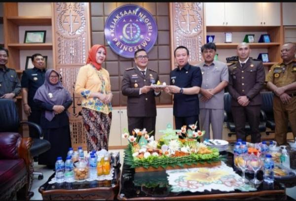 Perayaan Hari Bhakti Adhyaksa: Penjabat Bupati Pringsewu Potong Tumpeng Bersama Kajari