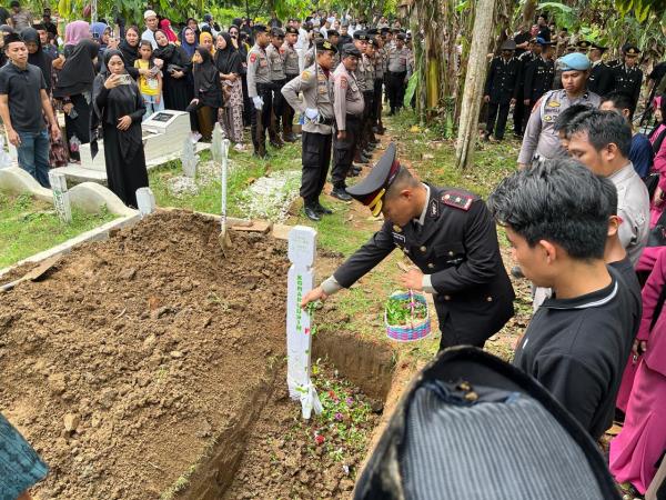 Wakapolres Polman Pimpin Upacara Pemakaman Hikmat Anggota Polres