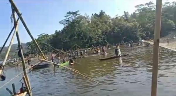 Tradisi Ngubyak di Situ Lengkong Dusun Dukuh Panjalu, 1,5 Ton Berbagai Jenis Ikan Dilepas