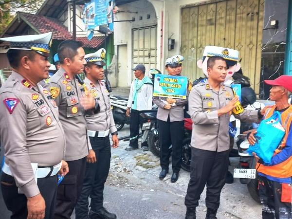 Didatangi Kapolres Grobogan, Supir Angkot dan Ojek di Simpang Lima Purwodadi Tersenyum Senang