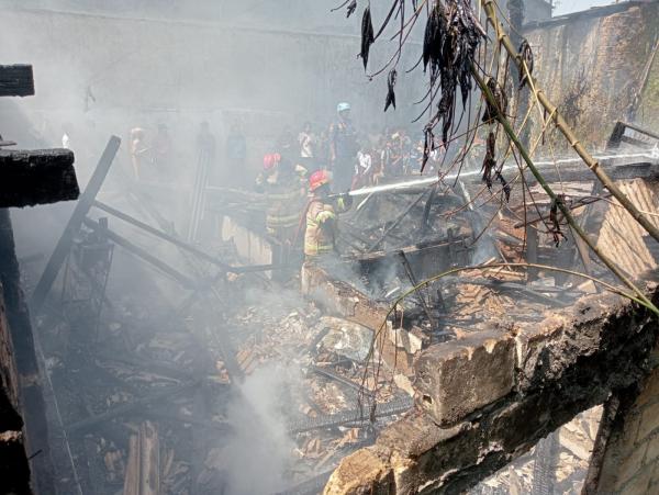 Kebakaran di Parungkuda Hanguskan 2 Rumah dan 1 Motor  