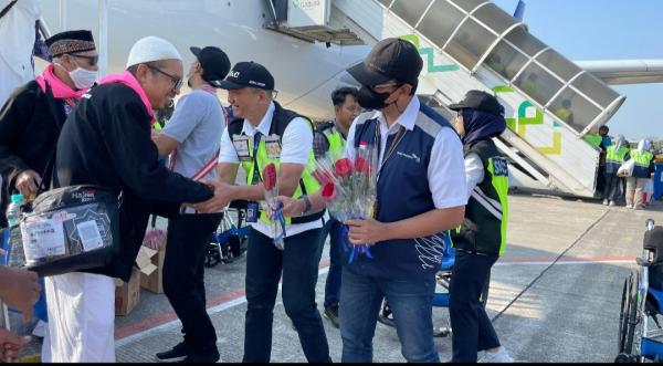 Penerbangan Haji Embarkasi Solo Rampung, Jamaah Terakhir Mendarat Di Adi Soemarmo Dapat Bunga Mawar