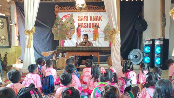 Peringati Hari Anak Nasional, Polisi Ajak Anak TK Mewarnai dan Mendengarkan Dongeng