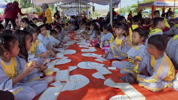 Peringati Hari Anak Nasional Ribuan Anak di Kabupaten Tuban Menari Tarian Jaranan Secara Massal