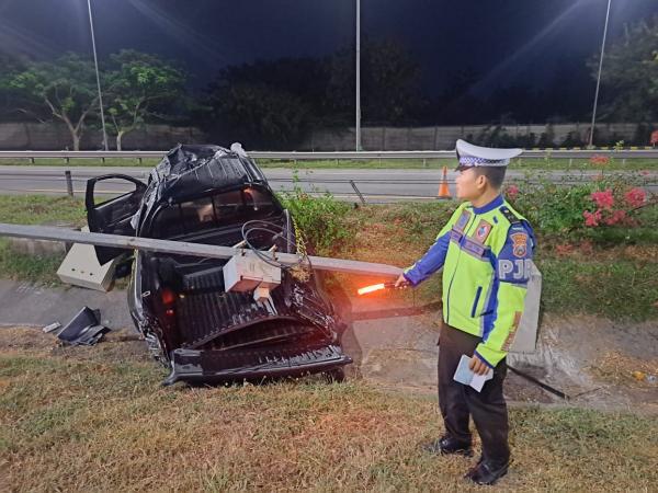 Kejar-kejaran Mobil Diduga Pembawa Rokok Ilegal Berakhir Kecelakaan di Tol Jombang, Tiga Luka Parah!