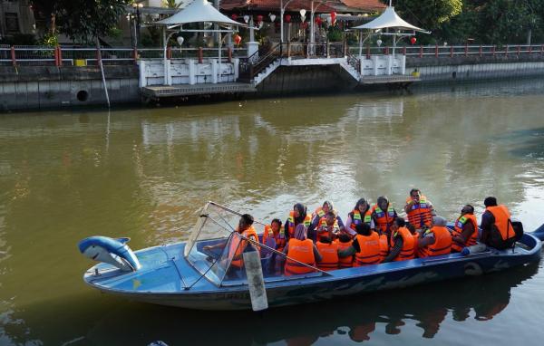 TPS Ajak Balita Asuh Nikmati Wisata Perahu Kalimas