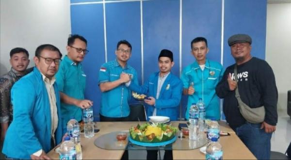 Beragam dan Bersatu : KNPI Banten Potong Tumpeng sebagai Ungkapan Kebanggaan Pemuda