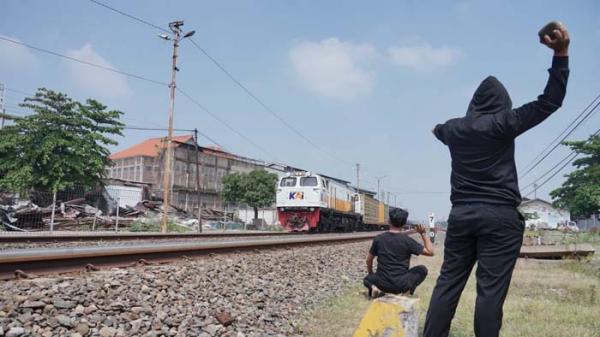 Kereta di Demak dan Pekalongan Dilempari Batu Oleh Oknum Tak Dikenal