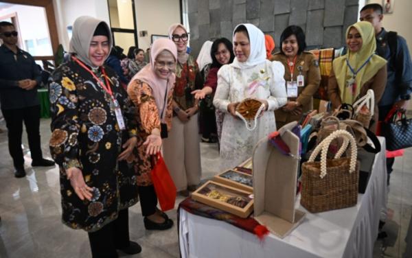 Ketua TP PKK Makassar Promosikan Produk UMKM Unggulan di Hadapan Ibu Negara dan Ibu Wapres