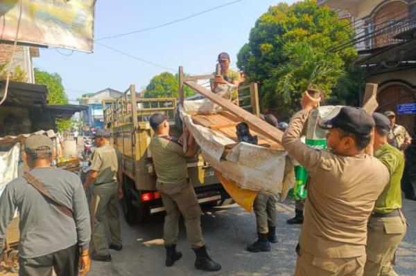 90 Pedagang di Genuk Semarang Ditertibkan Satpol PP karena Nekat Berjualan di Tepi Jalan