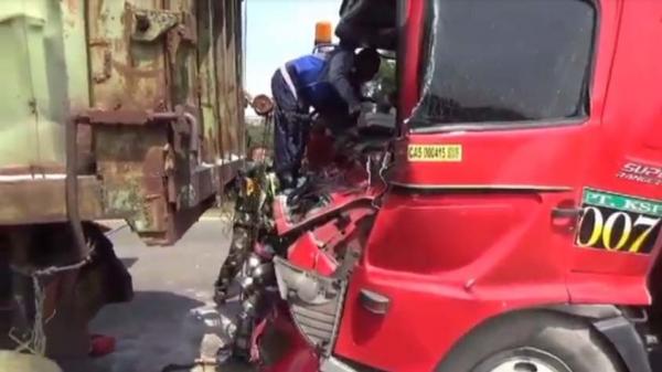 Kecelakaan Hari Ini di Tol Balmera Truk Kontainer Tabrak Truk Mogok, Sopir Terjepit Parah