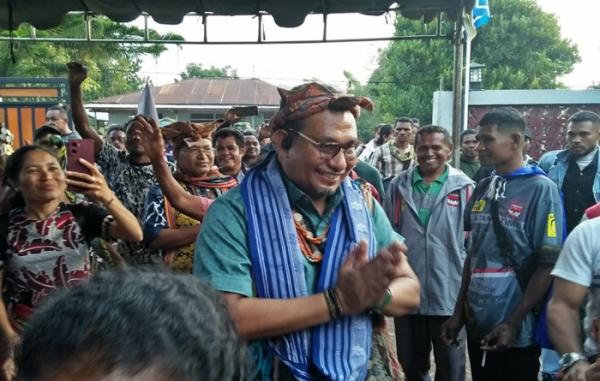 Cabup TTU Falen Kebo Pulang dari Jakarta Bawa SK 2 Parpol dan Cawabup, Diarak Ratusan Pendukung