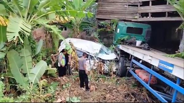 Truk Kontainer Tabrak Minibus di Pantura Subang, Satu Orang Meninggal Dunia