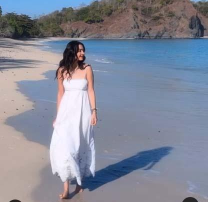 Raline Shah Memukau saat Liburan di Pantai Aili Sumba, Pakai Dress Putih bak Bidadari