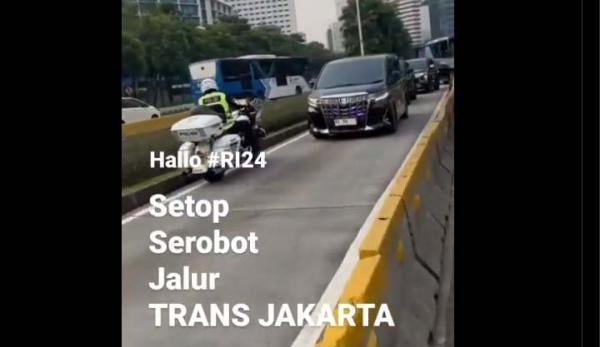 Mobil Dinas Nomor Pelat RI 24 dari Kementerian Agama Terobos Jalur Bus TransJakarta, Kena Macet Pak?