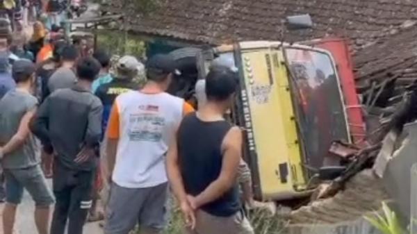 Lakalantas Tunggal di Banjarwangi, Sebuah Truk Terperosok Timpa Rumah Warga