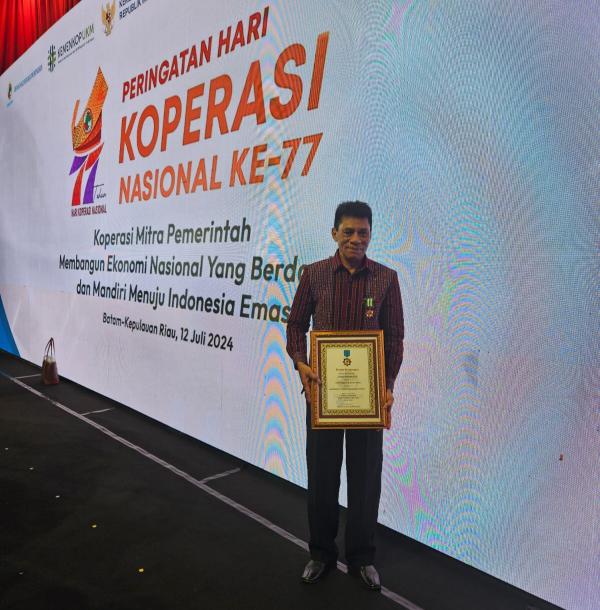 Markus Menando Dianugerahi Penghargaan Tokoh Penggerak Koperasi Pratama